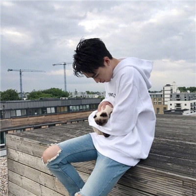 qq头像人抱着萌宠男生头像
