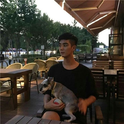 qq头像人抱着萌宠男生头像