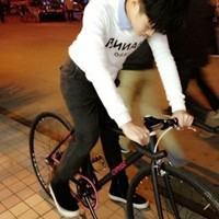 男生骑死飞的qq头像