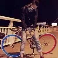 男生骑死飞的qq头像