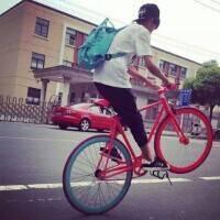 男生骑死飞的qq头像