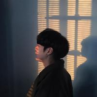 搭配时尚的帅哥头像图片