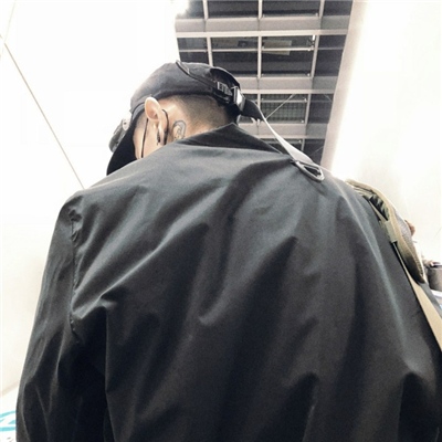 最新头戴帽子的帅气男生头像