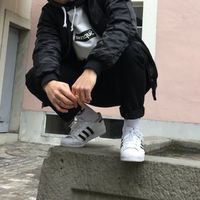 装B的男生头像半身的