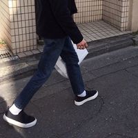 装B的男生头像半身的