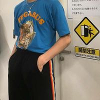 装B的男生头像半身的