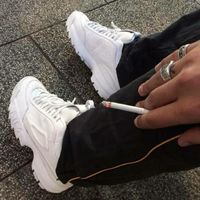 装B的男生头像半身的