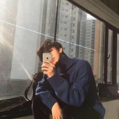 拿手机自拍的男生头像高清最新