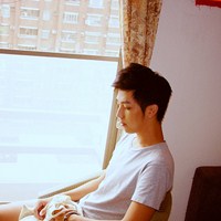 姿态、神情帅气高清的阳光唯美意境男生头像大图