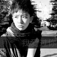 表情很无奈的男生有字头像