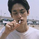 帅气的男生头像戴古铜眼镜