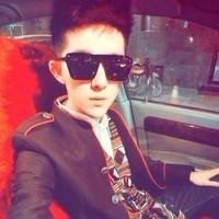 脸上挂着笑容的非主流个性男生头像图片