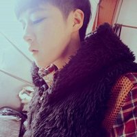 脸上挂着笑容的非主流个性男生头像图片