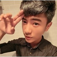 脸上挂着笑容的非主流个性男生头像图片
