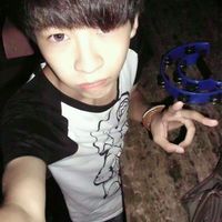 脸上挂着笑容的非主流个性男生头像图片
