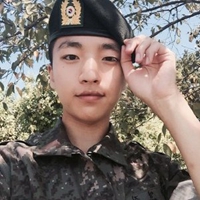 戴帽子男生头像图片帅气的