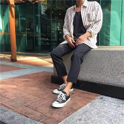 部位头像男生高冷平静