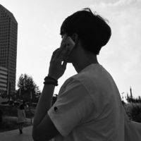 qq头像男生背影黑白伤感落寞的