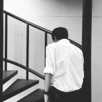 qq头像男生背影黑白伤感落寞的