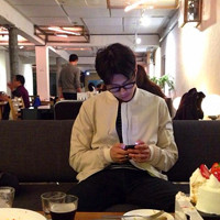 清爽短发暖男的帅气男生头像