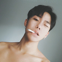 帅气男生抛媚眼撩妹头像