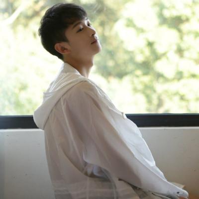 男生头像白色衬衫简约帅气