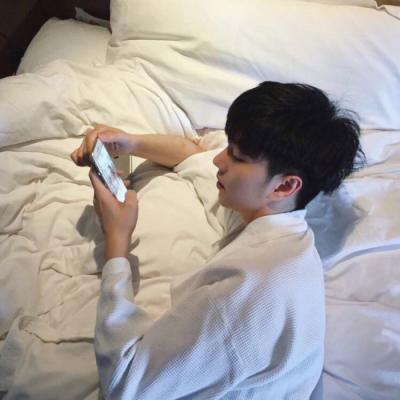 男生头像白色衬衫简约帅气