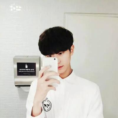 男生头像白色衬衫简约帅气