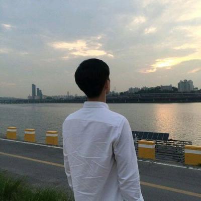 男生头像白色衬衫简约帅气
