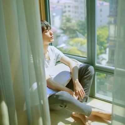 男生头像白色衬衫简约帅气