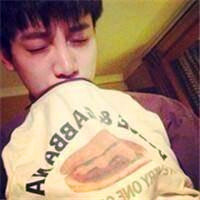 时尚帅气犀利的眼神自拍男生头像