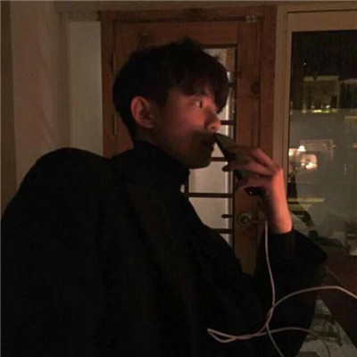 帅气男生戴眼镜侧脸头像