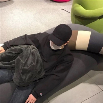 帅气男生戴眼镜侧脸头像
