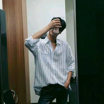 qq头像男生拿手机遮脸最新