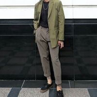 不乏时尚感的男生成熟半身头像