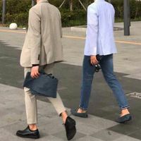 不乏时尚感的男生成熟半身头像