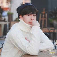 神游在自己世界的男生头像