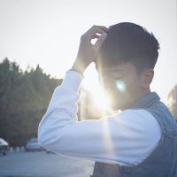 神游在自己世界的男生头像