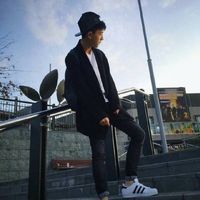 神游在自己世界的男生头像