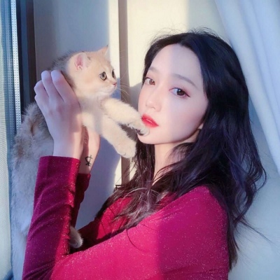 最新女生抱宠物的微信头像
