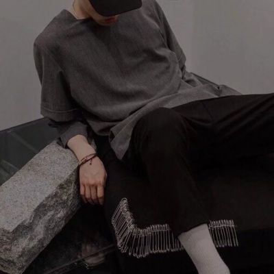 落寞帅气的男生伤感微信头像
