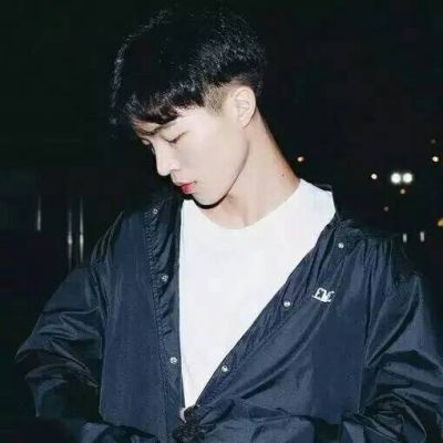 落寞帅气的男生伤感微信头像