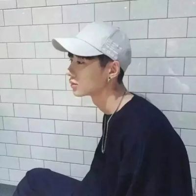 落寞帅气的男生伤感微信头像
