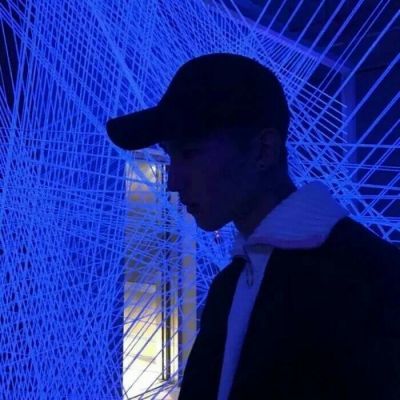 落寞帅气的男生伤感微信头像