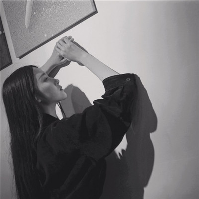 冷酷的女生黑白微信头像伤感