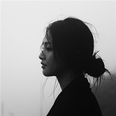 冷酷的女生黑白微信头像伤感