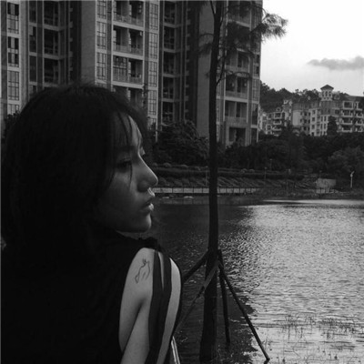 冷酷的女生黑白微信头像伤感