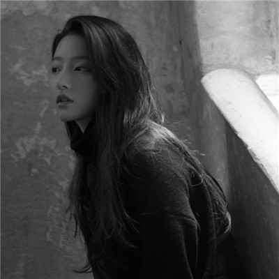 冷酷的女生黑白微信头像伤感