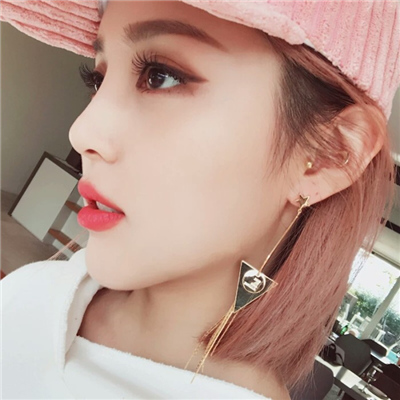 女生戴帽子酷帅头像拽拽的
