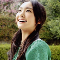 带微笑的很迷人的女生微信头像